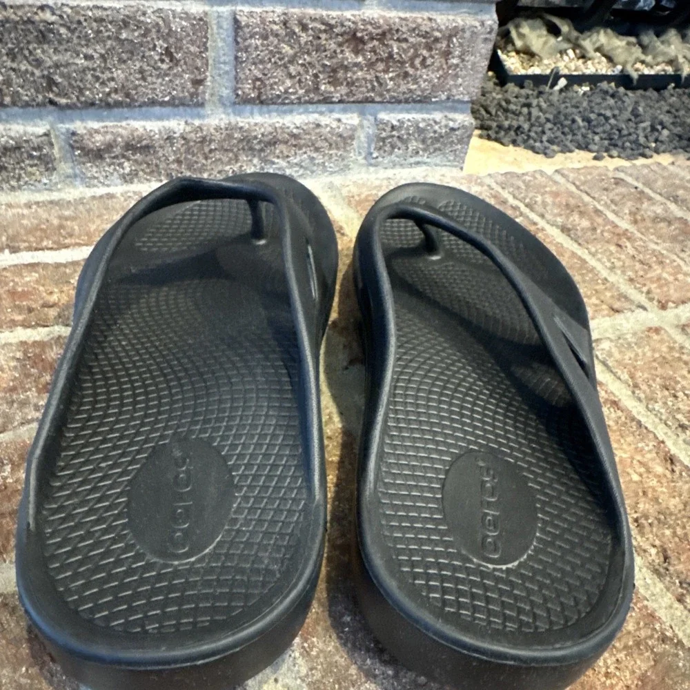 Oofos Recovery Slip-On Sandal M8 W10 Black Flip Flops Gorpcore Athleisure Beach